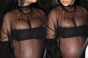 Bebeği için gün sayan Rihanna'nın transparan kıyafeti