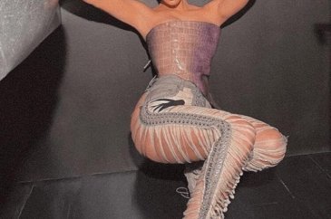 Kim Kardashian'dan yeni sevgilisiyle aşk pozu