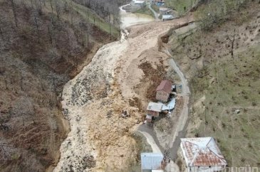 Trabzon'da karlar eridi: Dağlardan çamur aktı