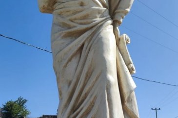 Çanakkkale'de Aristoteles heykelinin yerine yenisi yapıldı