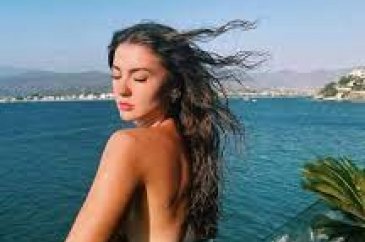 Burcu Özberk'in tatil sefası devam ediyor...