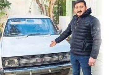 Arabasına binmeye kıyamıyor...