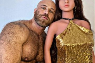 Seks bebeğiyle düzenli ilişkisi olduğunu söyledi: Silikon kokuların...