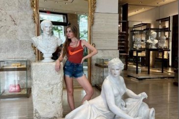 Petek Dinçöz'den şortlu Miami paylaşımı