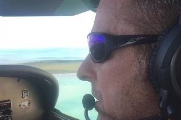 Pilot fenalaşınca yolcu kontrolü devraldı...