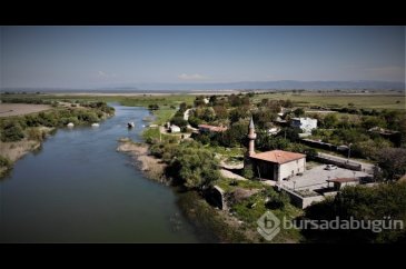 Bursa'da ibadete açılan tarihi cami manzarasıyla büyülüyor