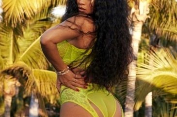 Ünlü şarkıcı Rihanna anne oldu...
