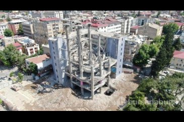 Binanın dev sütunları yıkıldı!