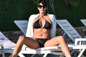 Tuğba Ekinci mini bikinisiyle şov yaptı...