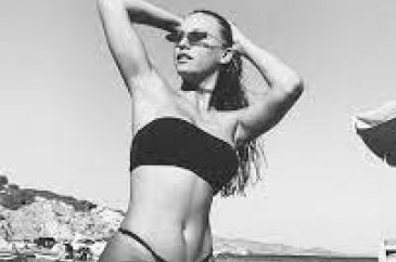 Serenay Sarıkaya'dan mini şortla semt oturuşu...