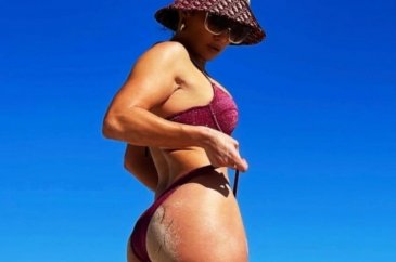 Jennifer Lopez'den iddialı bikini pozları...