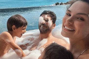 Almeda Abazi ve ailesi köpük banyosunda!