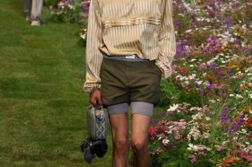 Fransız moda devi Dior, değerli kumaşları Paris moda haftasına taşıdı 