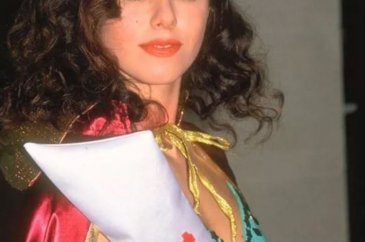 Defne Samyeli'nin 31 yıl önceki hali gündem oldu!