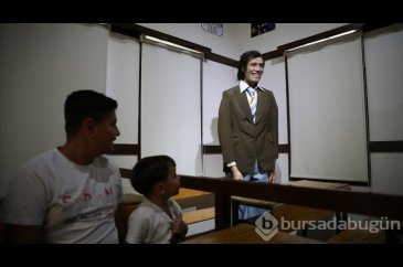 Kemal Sunalın anı odası ziyaretçilerini ağırlıyor