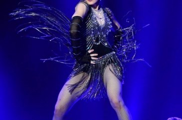 Madonna sahne performansı esnasında neredeyse tutuklanacaktı
