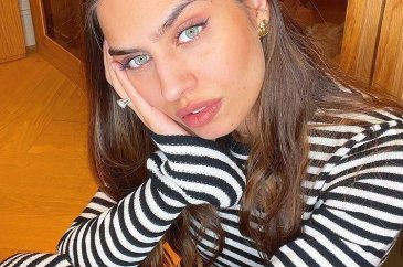 Amine Gülşe'den karnı burnunda poz