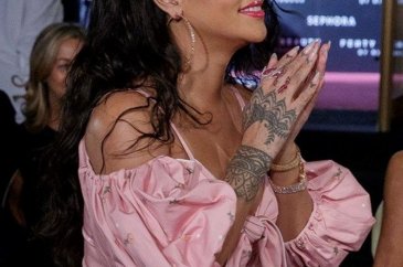 Rihanna üst üste üçüncü kez zirvede