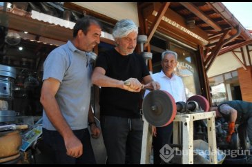 Behzat Uygur tezgah başında