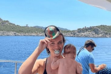 Merih Demiral ve Heidi Lushtaku bir buçuk aylık bebekleriyle tatilde