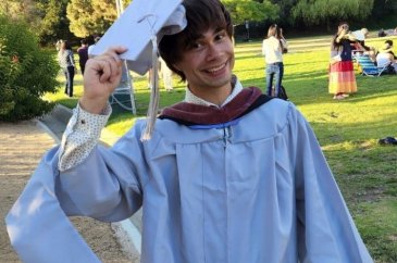 Alexander Rybak'ın mezuniyet sevinci
