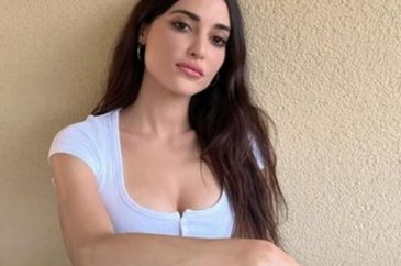 Melike İpek Yalova yırtmaçlı siyah elbisesiyle göz doldurdu