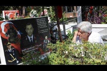 Şehit çocuklarıyla bayramlaştılar