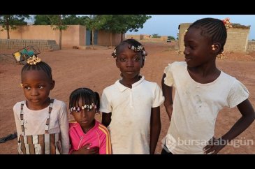 Mali'de kız çocukları bayramı renkli saç örgüleriyle karşılıyor
