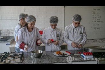 Hatay'da öğrenciler yöresel lezzet kabak tatlısını çikolatayla bulu...