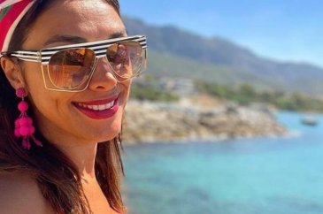 Zuhal Topal siyah bikinisiyle plajda poz verdi
