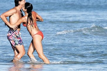 Engin Hepileri ile eşi denizde şakalaştı
