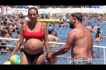 Seda Bakan ailesiyle halk plajında 
