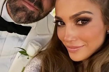 Jennifer Lopez düğününde iki farklı gelinlik giydi