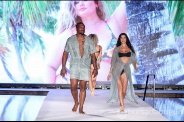 Nicole Williams bikini defilesinde hamile olduğunu açıkladı