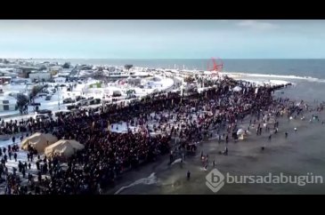 Şili'de binlerce kişi buz gibi suya daldı