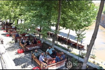 Güneydoğu'da sıcaklar bunalttı: Yollar boşaldı, süs havuzları doldu
