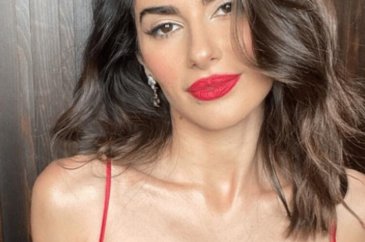 Nesrin Cavadzade'nin kırmızılı pozuna beğeni yağdı