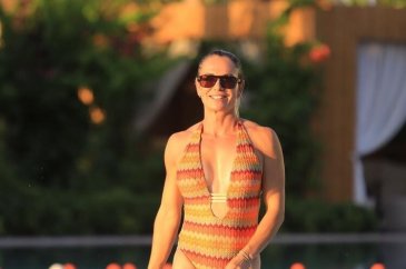 Nagihan Karadere'den bikinili tatil pozu
