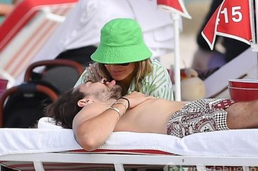 Heidi Klum 17 yaş küçük eşiyle plajda romantik anlar yaşadı