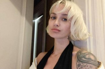 Didem Soydan bikinisiyle fit vücudunu sergiledi