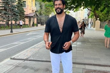Burak Özçivit'i Moskova'da 'Hürrem' karşıladı
