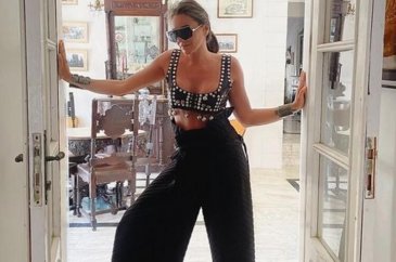 Eda Taşpınar bikinisiyle sevgilisinin sırtına atladı