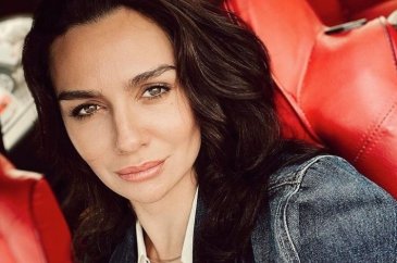 Birce Akalay'ın annesi güzelliğiyle kızını gölgede bıraktı