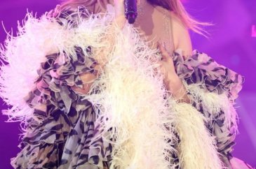 Jennifer Lopez evliliği sonrası ilk defa sahneye çıktı