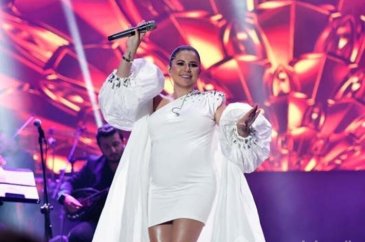 Merve Özbey'den karnı burnunda konser