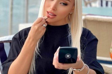 Model Daniella Chavez, taraftarı olduğu takımı alıyor