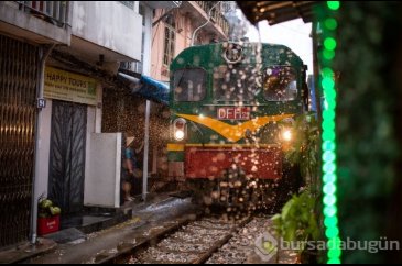 Bir başka sokak: İçinden tren geçiyor