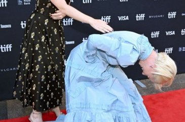 Claire Foy ve Jessie Buckley kırmızı halıda gülme krizine girdi