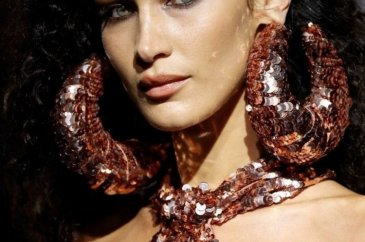 Bella Hadid ve Gigi Hadid New York Moda Haftası'nda aynı podyumda