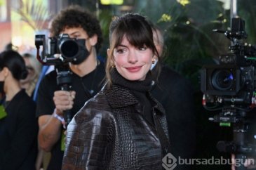 Anne Hathaway Şeytan Marka Giyer karakterini taklit etti
